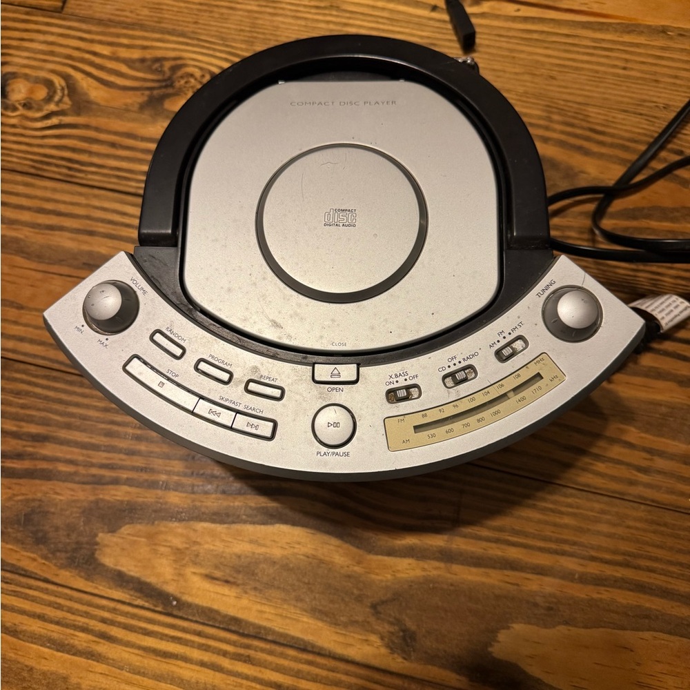 Emerson Silver Portable CD Player with AM/FM radio